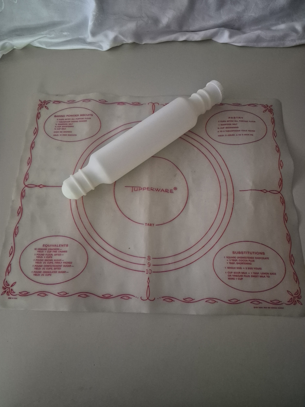 Tupperware Rolling Pin with Nonstick Baking Mat - White
